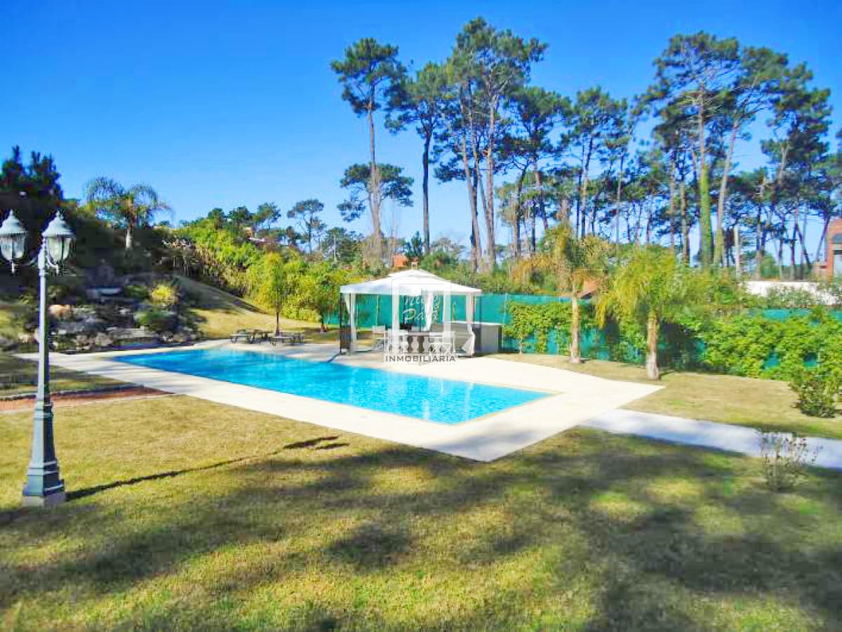 Playa Mansa, importante residencia 700 m2 construidos