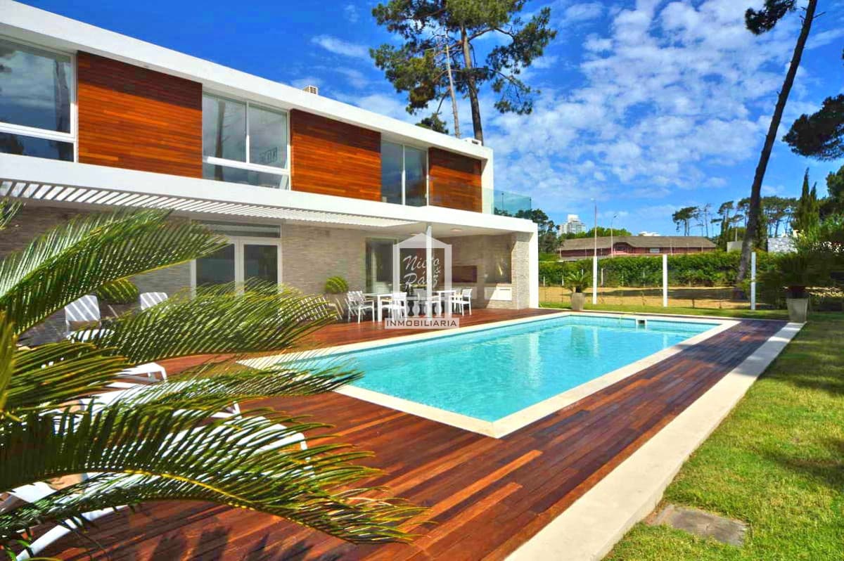 Playa Mansa, Barrio Privado, 4 suites + servicio. Piscina climatizada