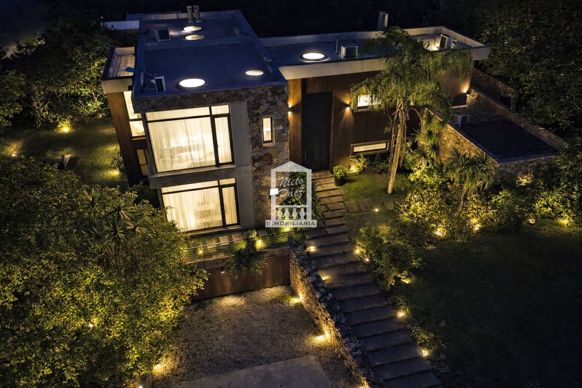 Barrio privado La Arbolada, 4 suites + casa de servicio. Piscina. 2 garajes.