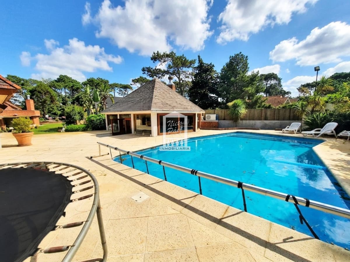 Importante casa en LUGANO, piscina climatizada, pronta para entrar.