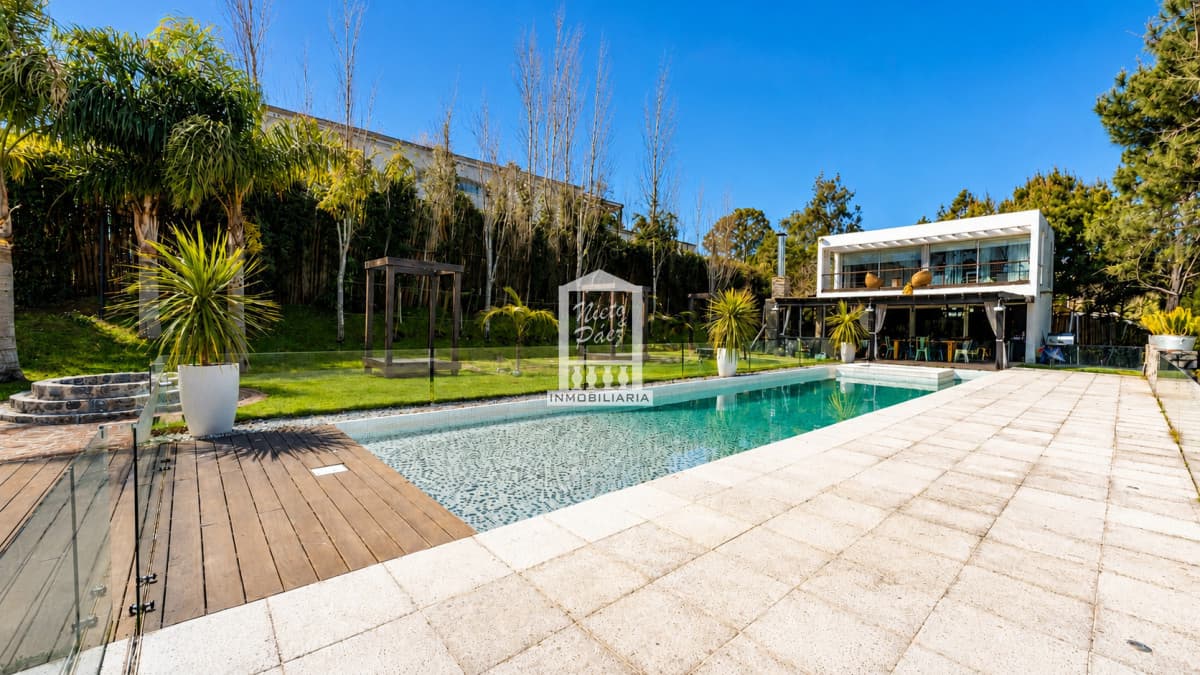 Barrio privado, moderna, 5 suites, 489 m2, ideal para vivir todo el año.
