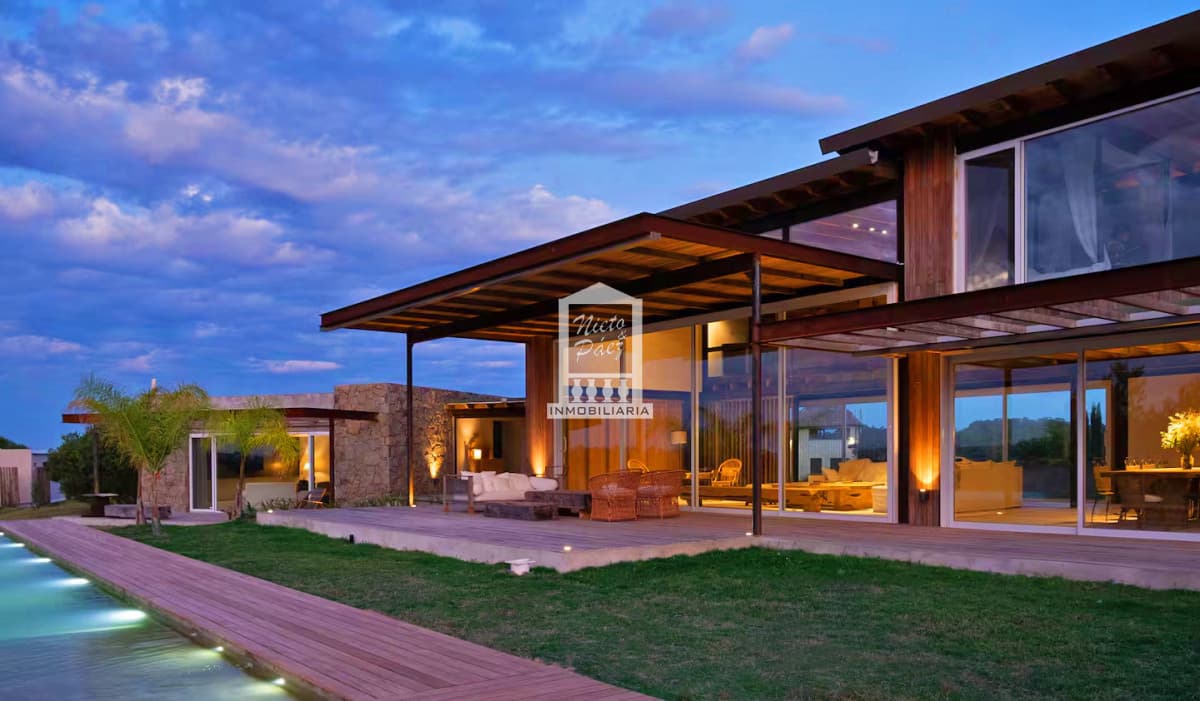 Exclusiva casa de diseño 750 m2 en Pueblo Mío.