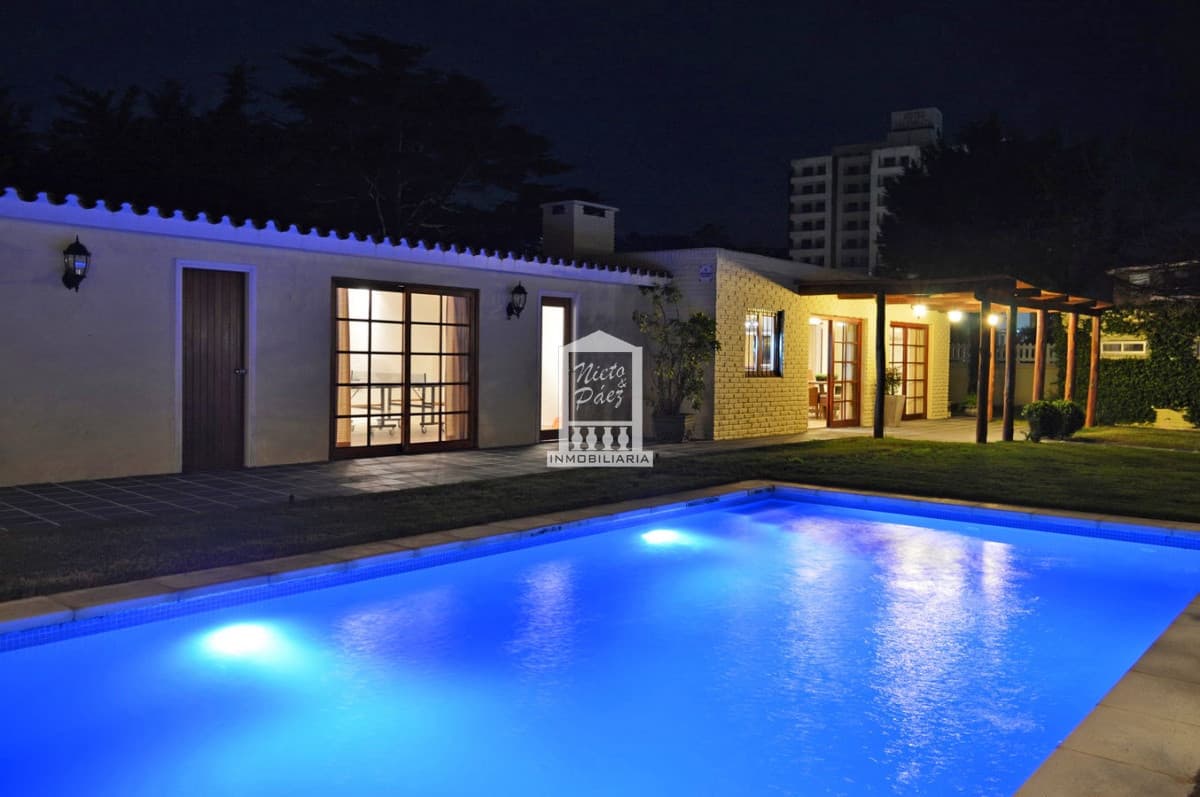Playa Mansa, RECICLADA, 485 m2 construidos, 4 dormitorios, piscina climatizada. 2 garajes
