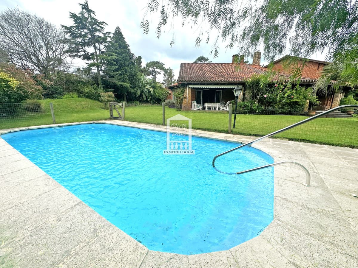 565 m2 construidos, 1.495 m2 de terreno. Playa Mansa