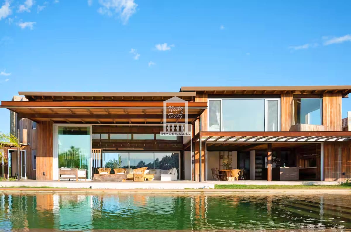 Exclusiva casa de diseño 750 m2 en Pueblo Mío.