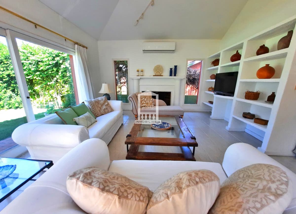 Espectacular casa, con piscina y gran jardín a 200 metros de playa brava