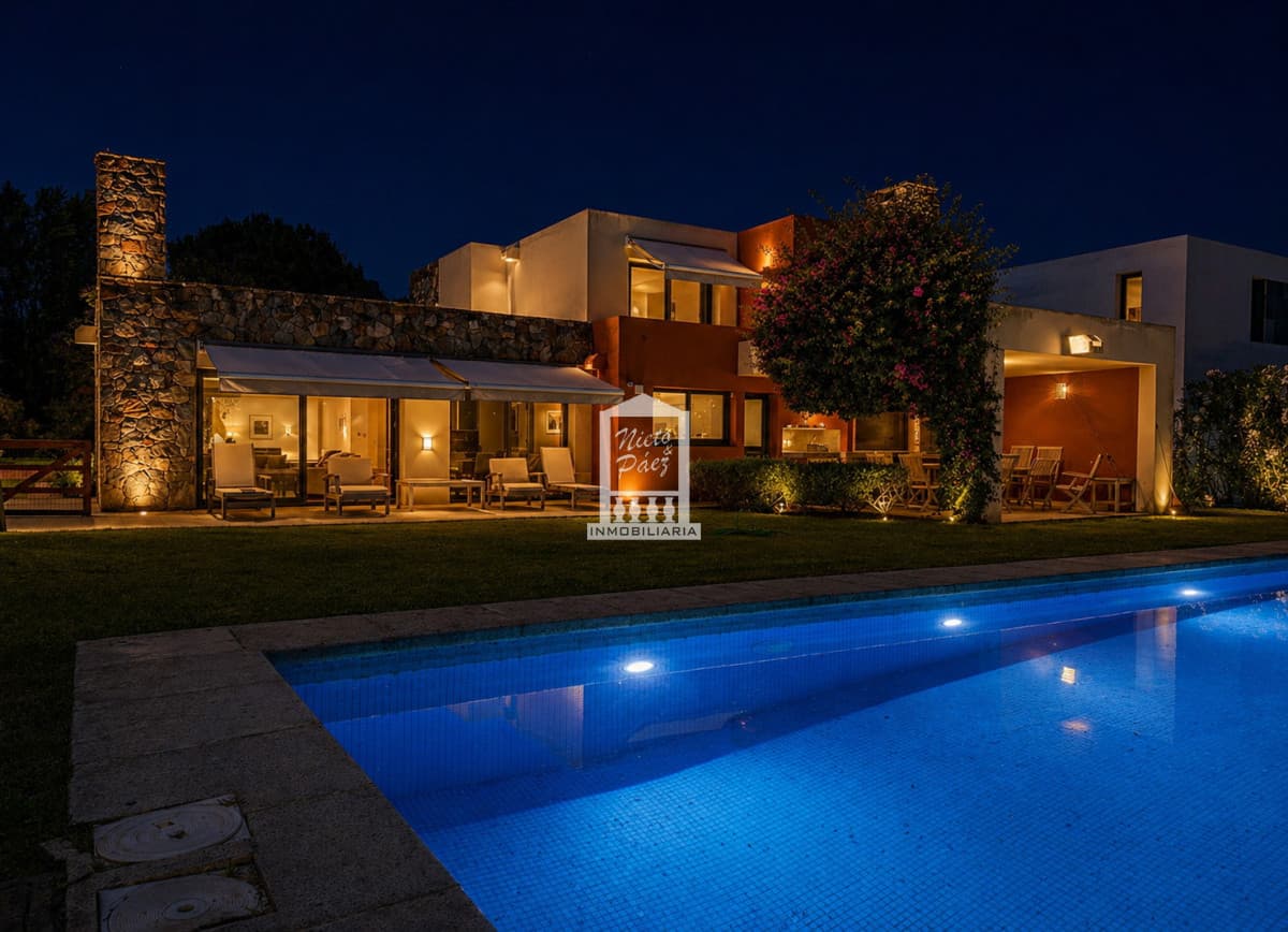Exclusivo barrio privado, 3 suites + servicio completo, pileta. Losa radiante