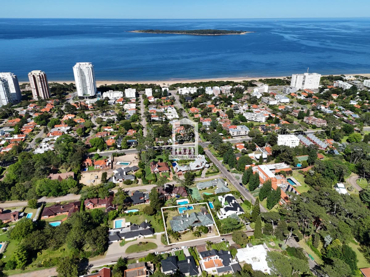 Mansa, gran residencia, pileta climatizada, jardín grande