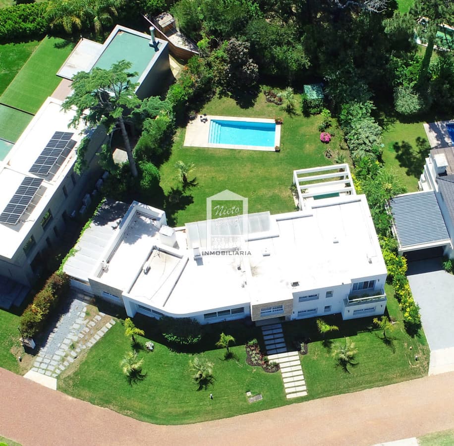 Barrio Privado, Playa Mansa. 5 suites + servicio, 2 piscinas. Losa radiante.