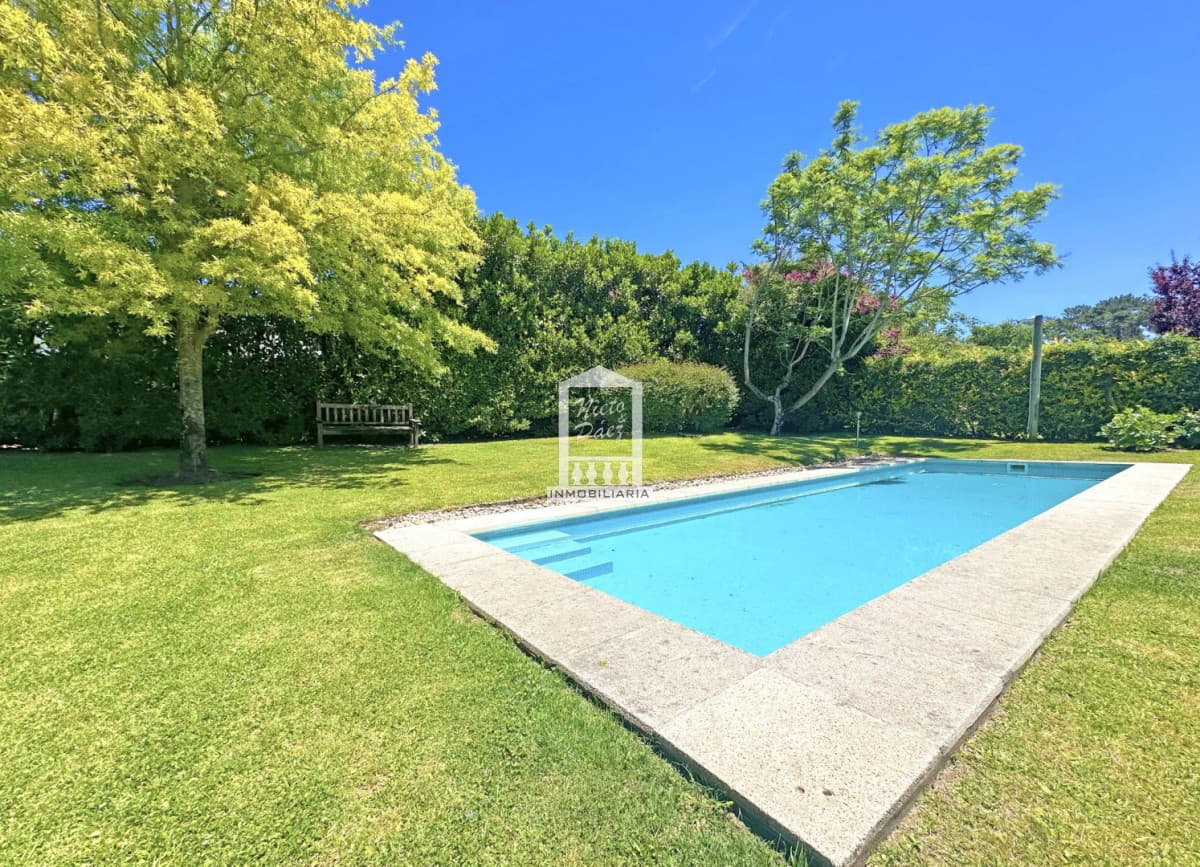 Exclusivo barrio privado, 3 suites + servicio completo, pileta. Losa radiante