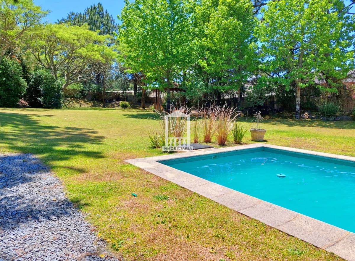 Barrio privado. Piscina, 6 dormitorios + 3 playrooms + 2 dependencias de servicio.