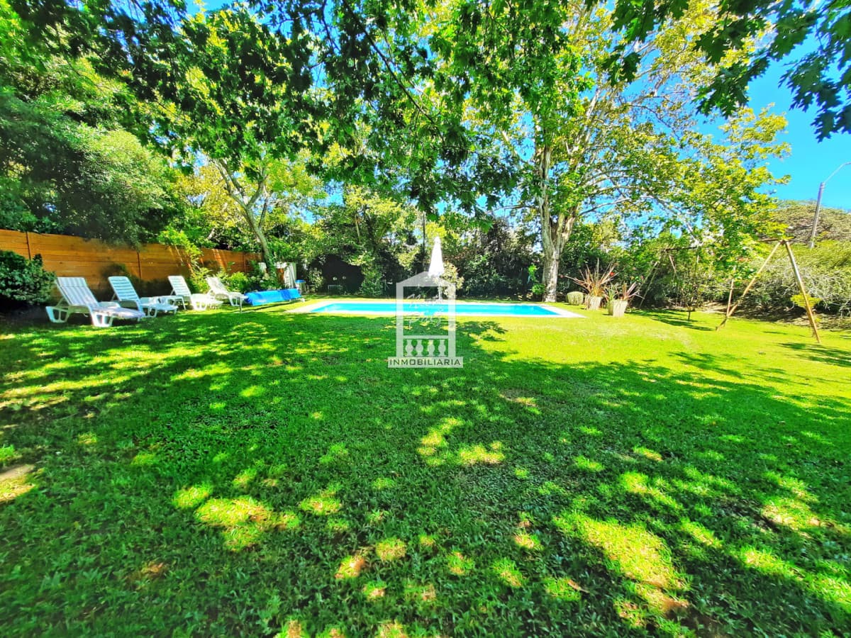 A 1 cuadra de la playa mansa en zona paradas. Gran jardín y piscina