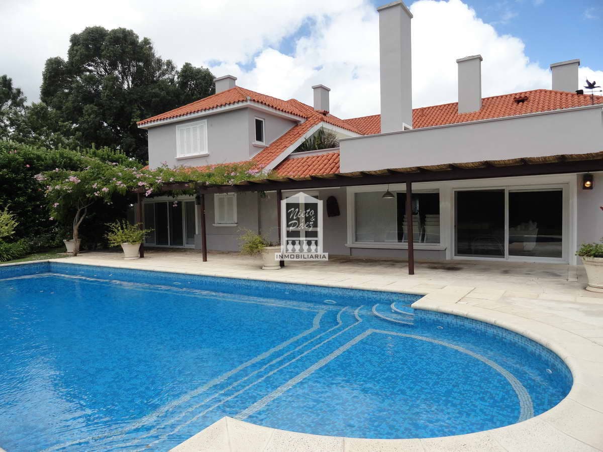Mansión a metros del océano. Piscina climatizada