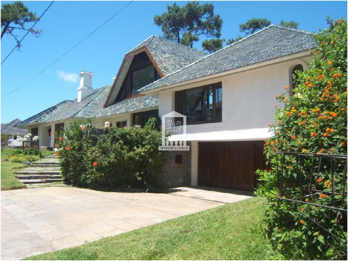 Mansa, gran residencia, pileta climatizada, jardín grande