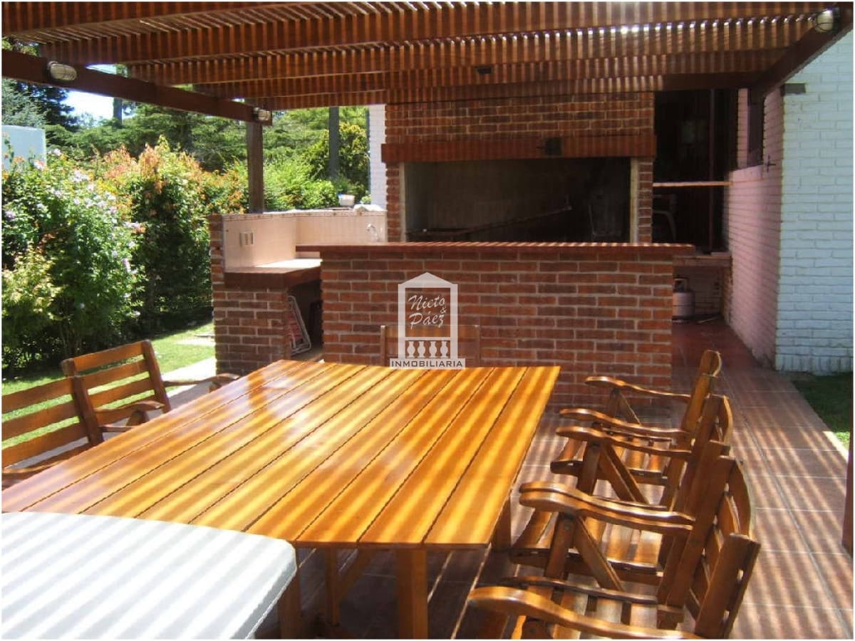 Mansa, gran residencia, pileta climatizada, jardín grande