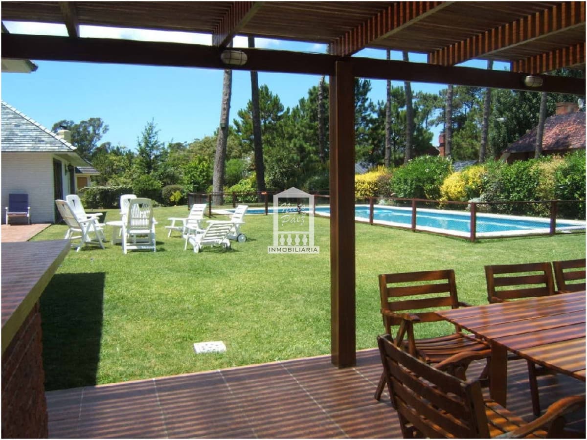 Mansa, gran residencia, pileta climatizada, jardín grande