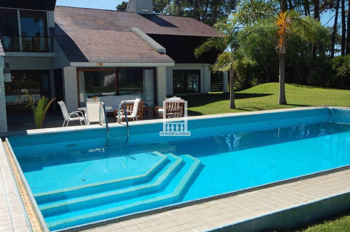 Importante casa en la zona del Country. 500 m2 construidos. Piscina climatizada