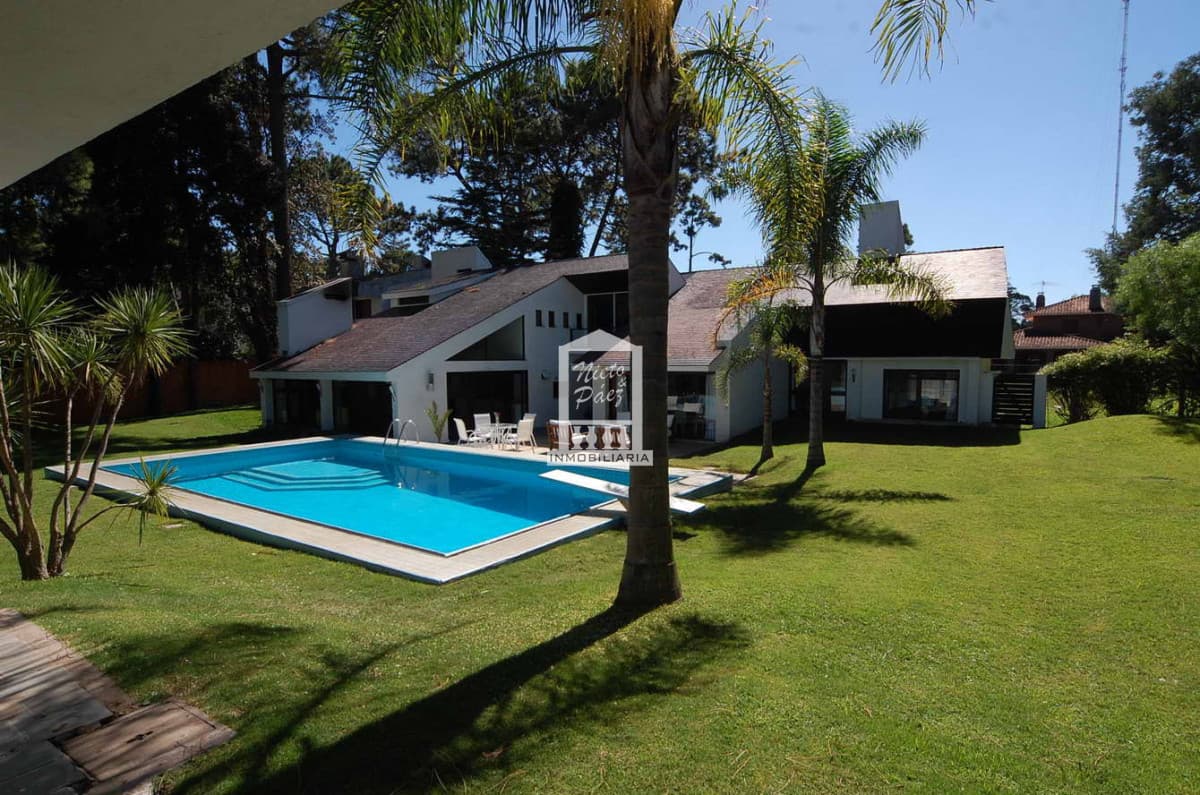 Importante casa en la zona del Country. 500 m2 construidos. Piscina climatizada