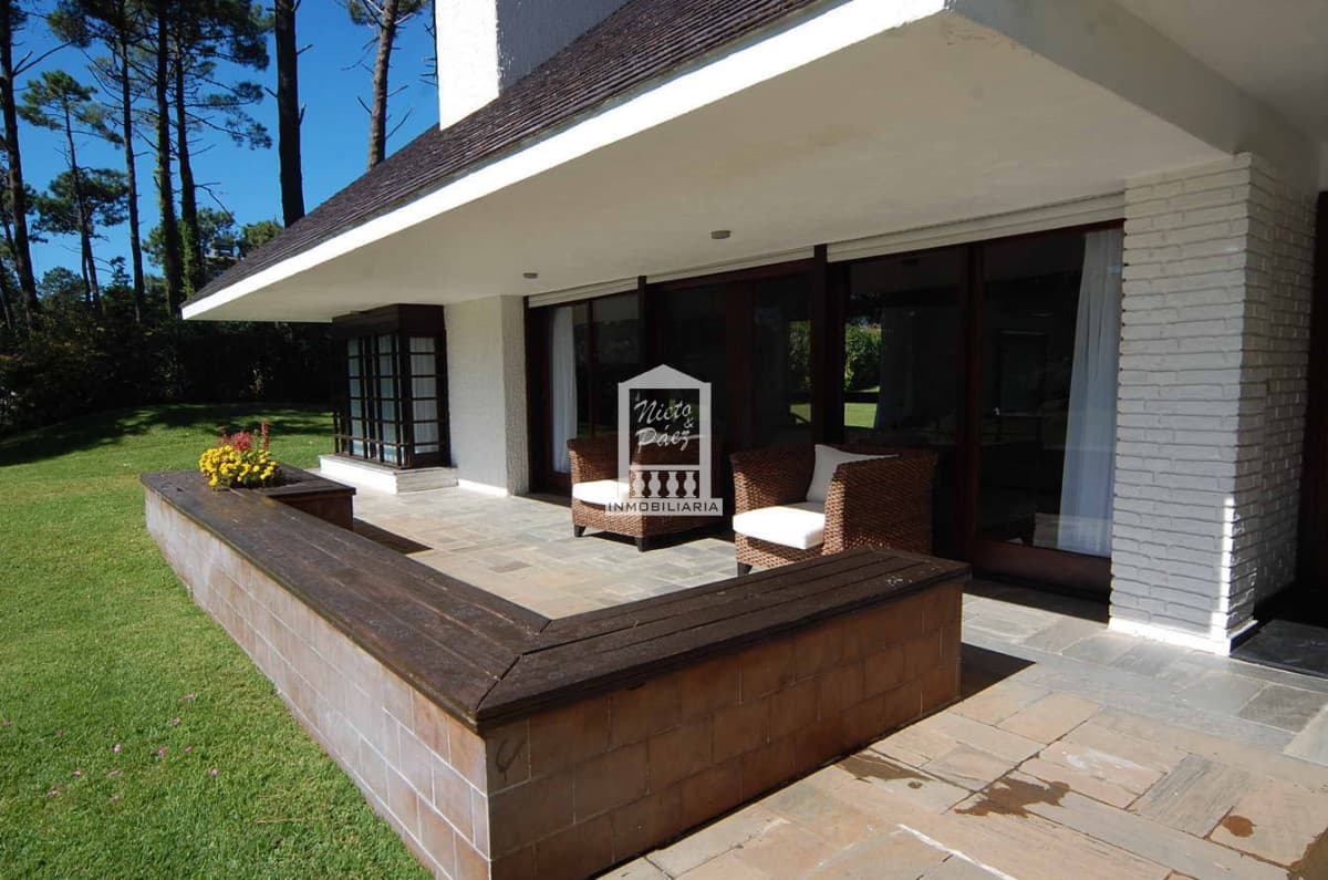 Importante casa en la zona del Country. 500 m2 construidos. Piscina climatizada