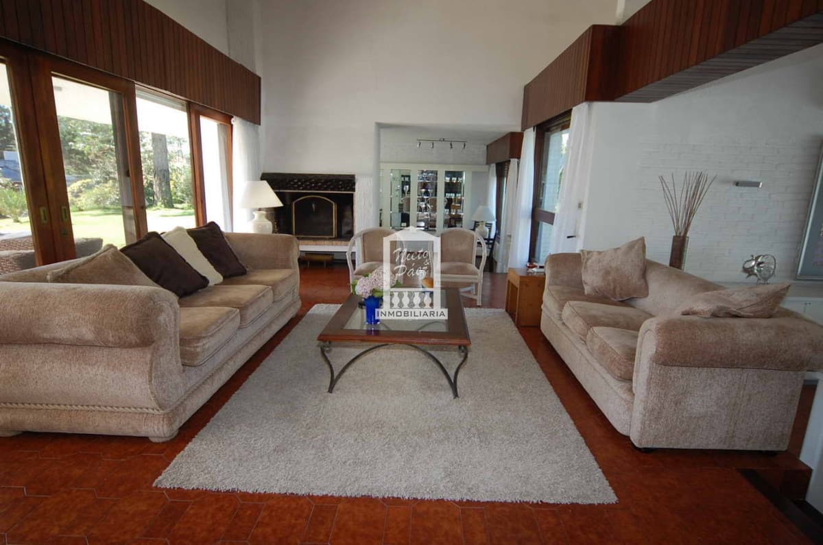 Importante casa en la zona del Country. 500 m2 construidos. Piscina climatizada