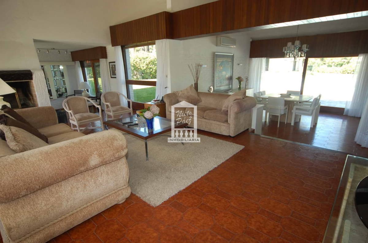 Importante casa en la zona del Country. 500 m2 construidos. Piscina climatizada