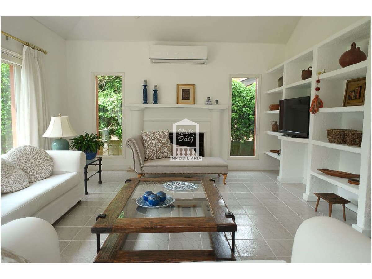 Espectacular casa, con piscina y gran jardín a 200 metros de playa brava