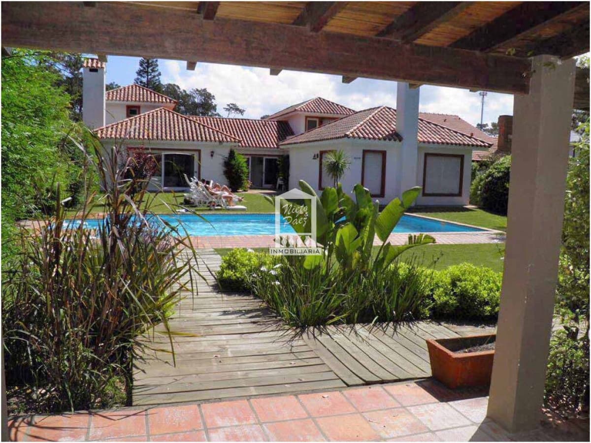 Espectacular casa, con piscina y gran jardín a 200 metros de playa brava