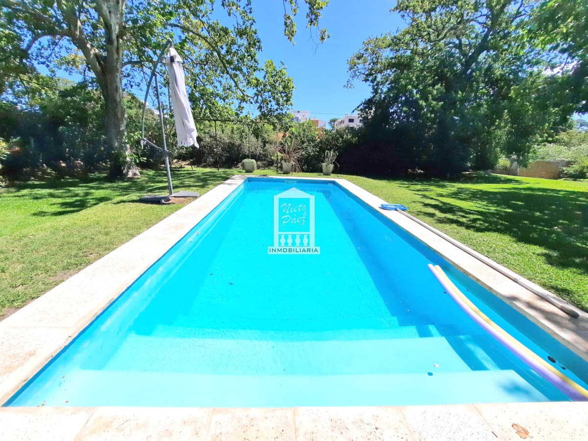A 1 cuadra de la playa mansa en zona paradas. Gran jardín y piscina