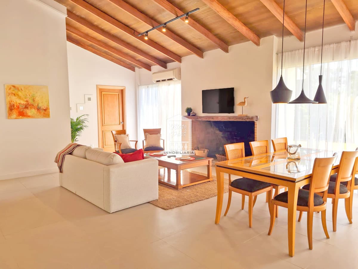 Barrio privado, 1.426 m2 de terreno. 4 dorm + escritorio.