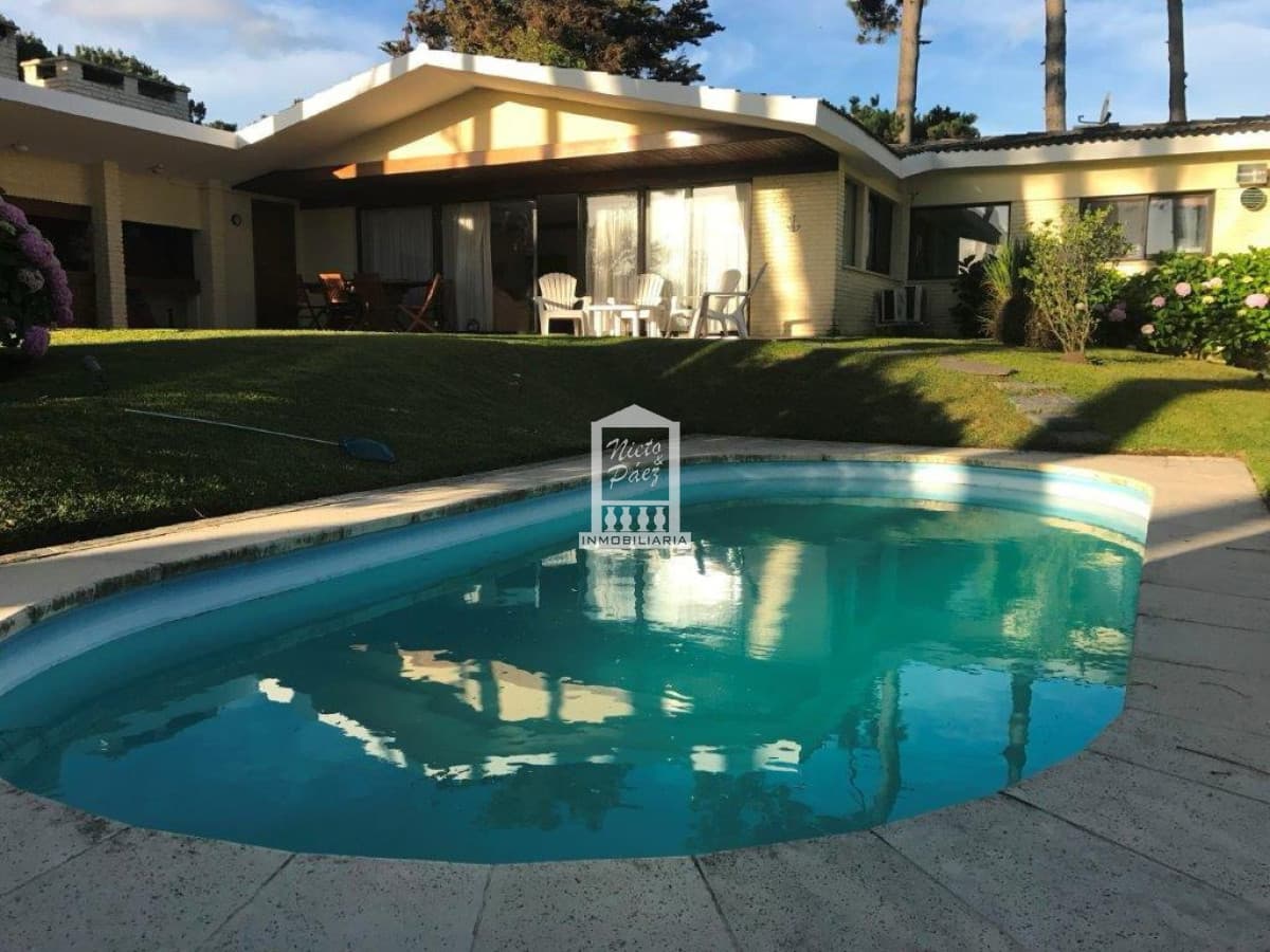 Una manzana completa, piscina, con proyecto de hotel aprobado