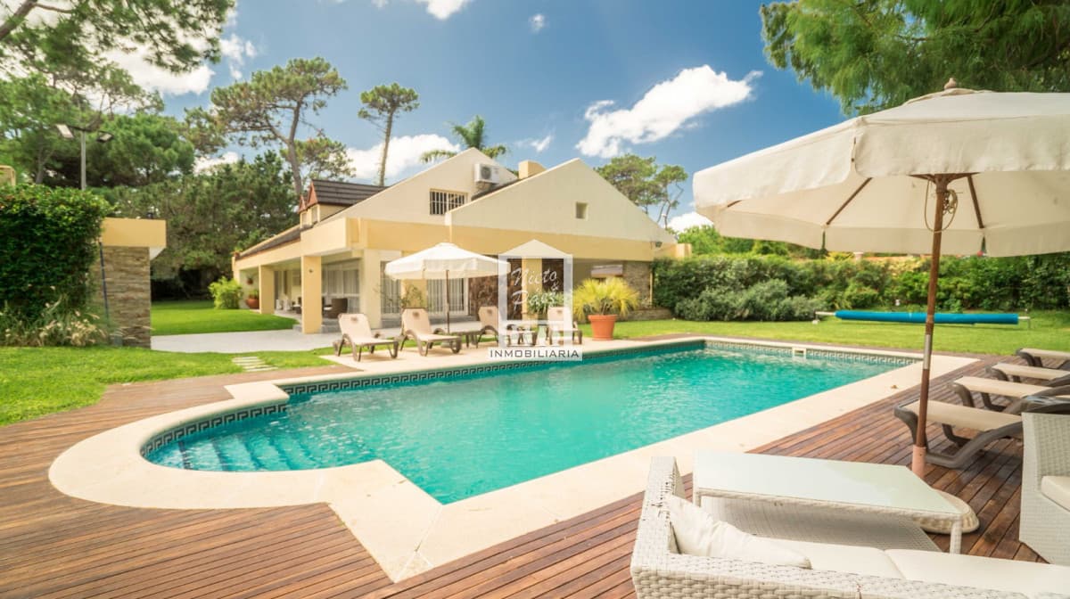 Playa Mansa, 568 m2 construidos. 5 dorm y dependencia, pileta climatizada