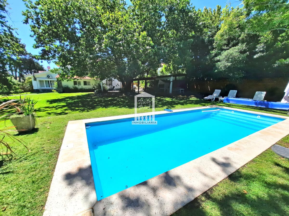 A 1 cuadra de la playa mansa en zona paradas. Gran jardín y piscina