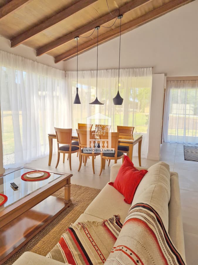 Barrio privado, 1.426 m2 de terreno. 4 dorm + escritorio.