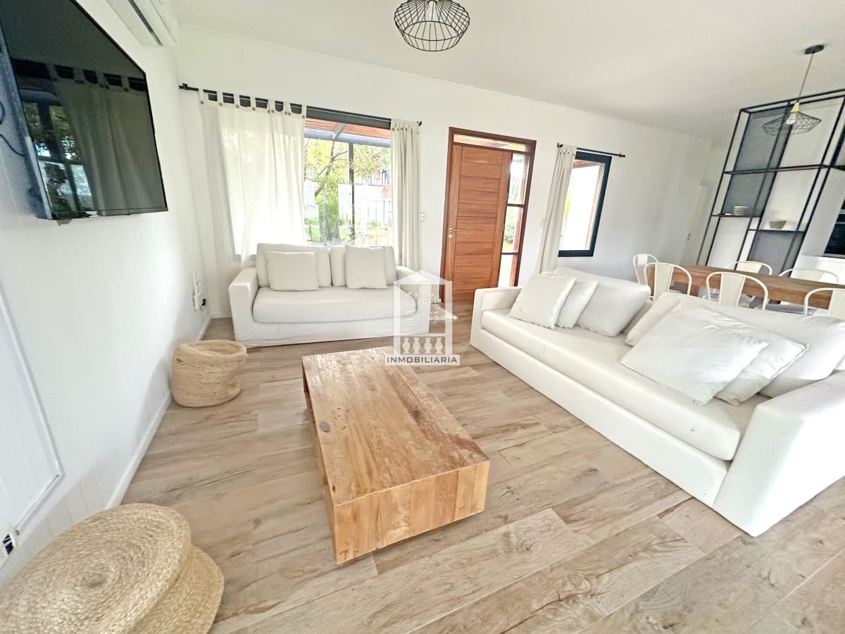 Barrio Privado, casa con gran jardín y piscina. 3 dorm.