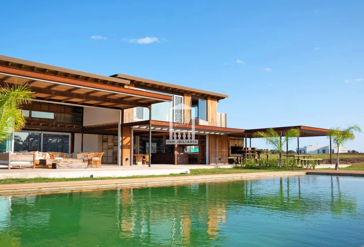 Exclusiva casa de diseño 750 m2 en Pueblo Mío.