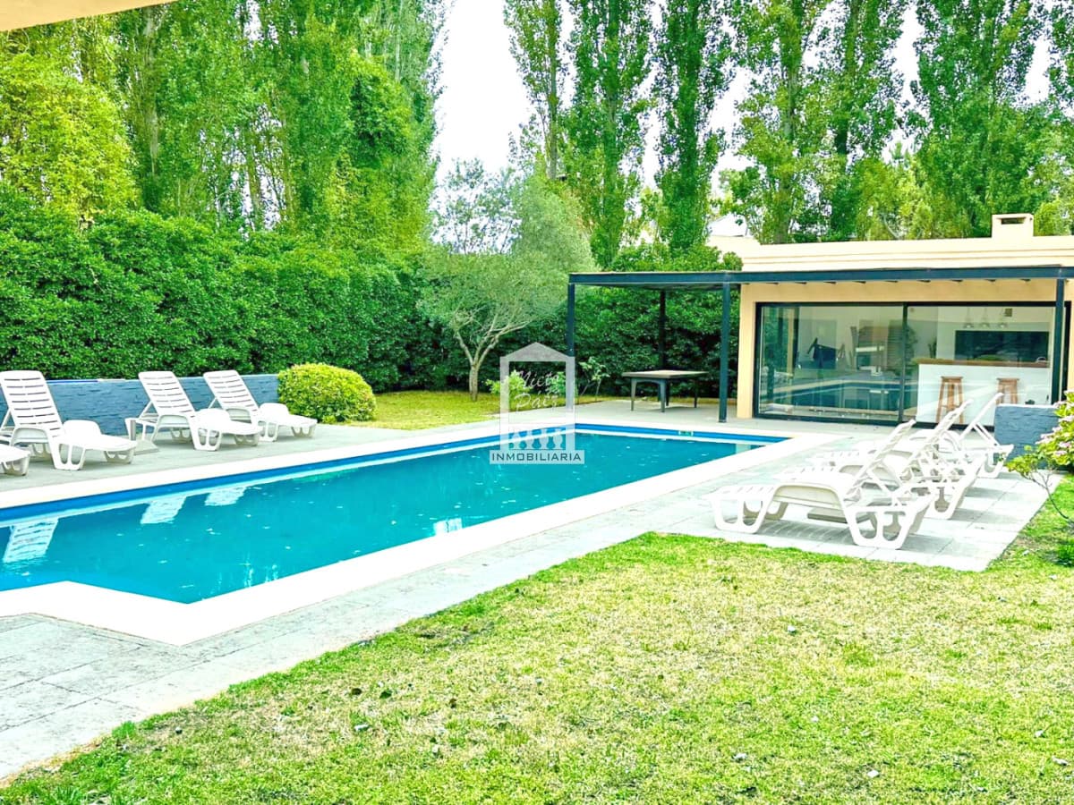 Barrio privado, 565 m2 construidos, 6 dorm