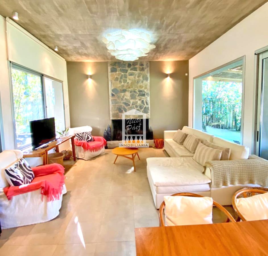 Exclusivo Barrio Privado en playa brava. Moderna casa pronta para entrar