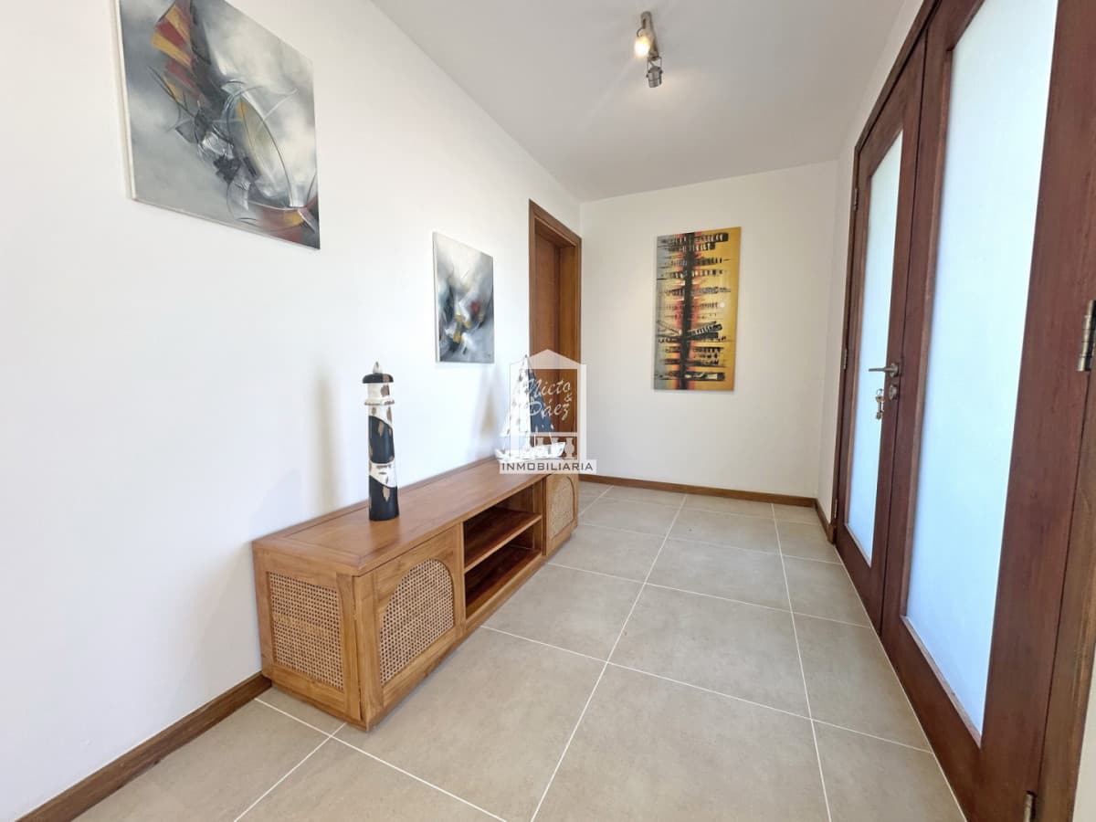 Barrio Privado, Playa Mansa. 5 suites + servicio, 2 piscinas. Losa radiante.