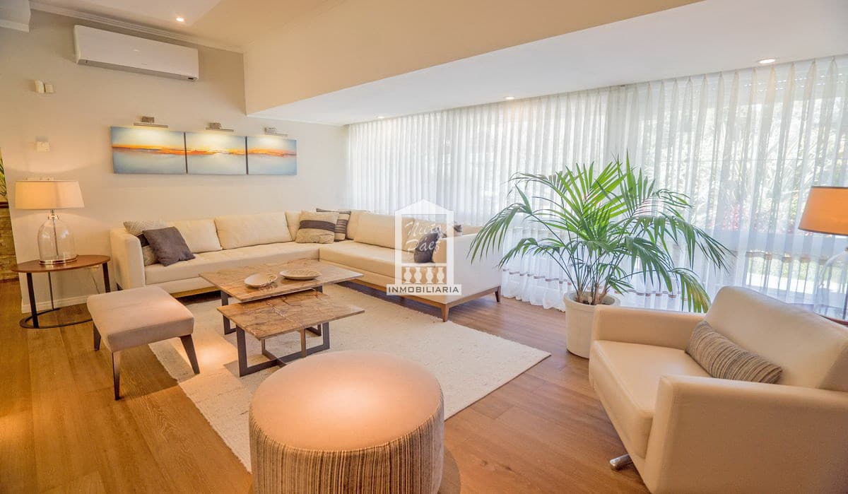 Playa Mansa, 568 m2 construidos. 5 dorm y dependencia, pileta climatizada