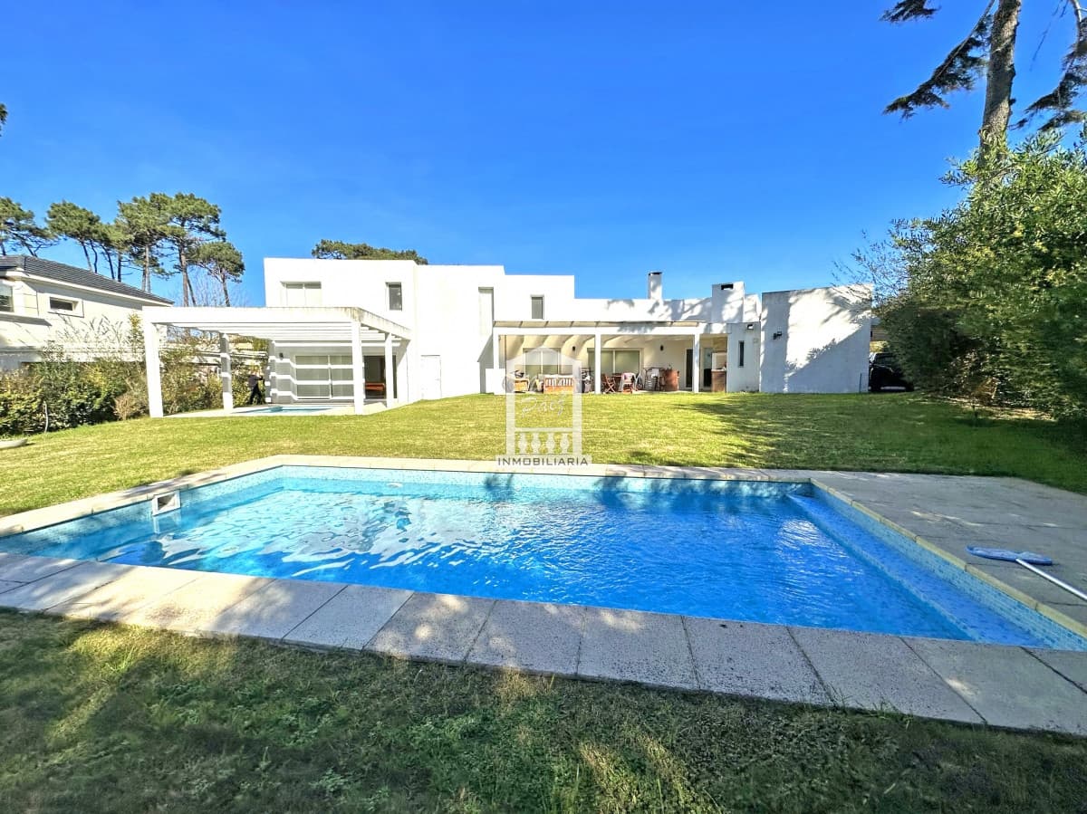 Barrio Privado, Playa Mansa. 5 suites + servicio, 2 piscinas. Losa radiante.