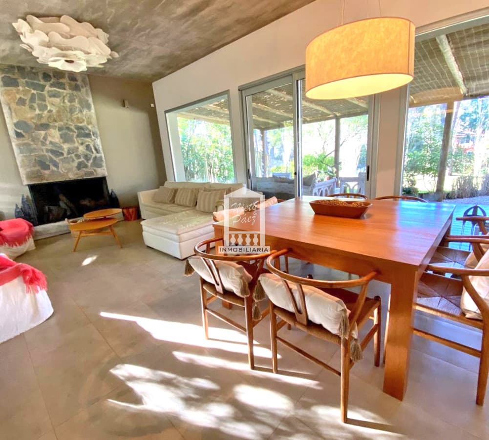 Exclusivo Barrio Privado en playa brava. Moderna casa pronta para entrar
