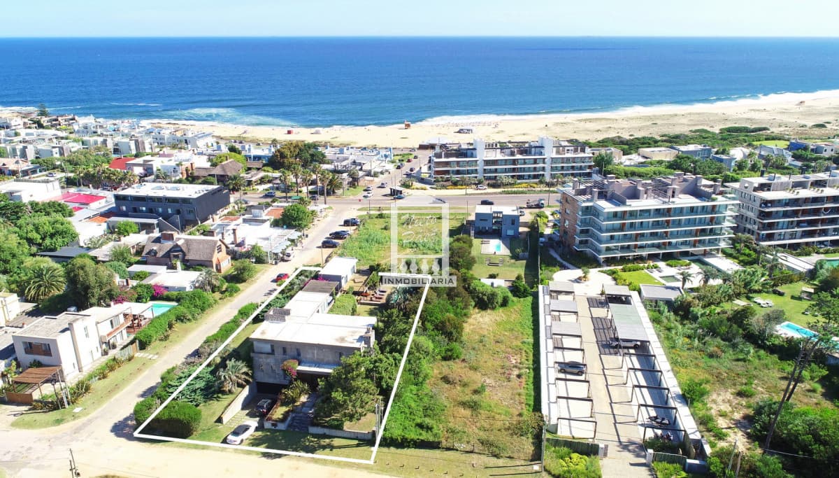Manantiales, 6 dorm + servicio, a 2 cuadras de Bikini, 600 m2 construidos.