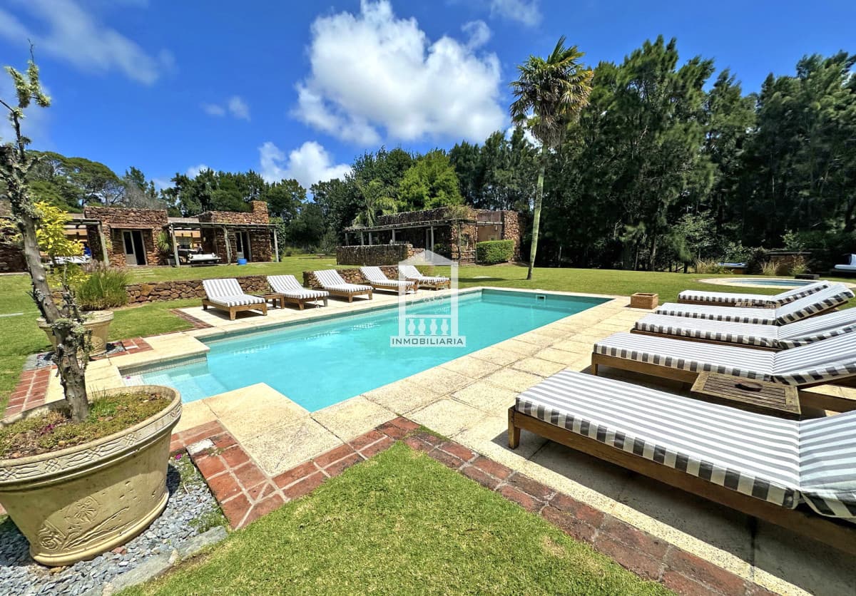700 m2 construidos, 5 hectáreas, 10 dormitorios. Piscina