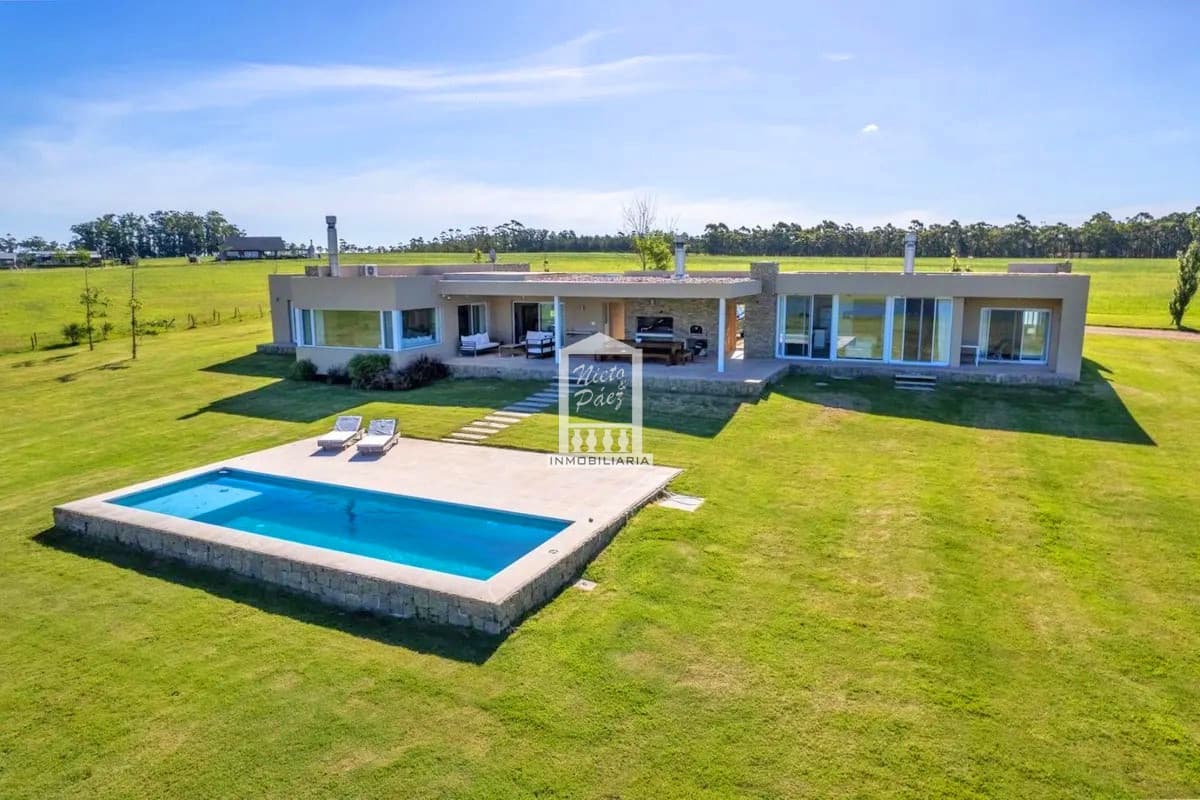 Barrio privado de campo, hermosa casa de 380 m2 construidos.
