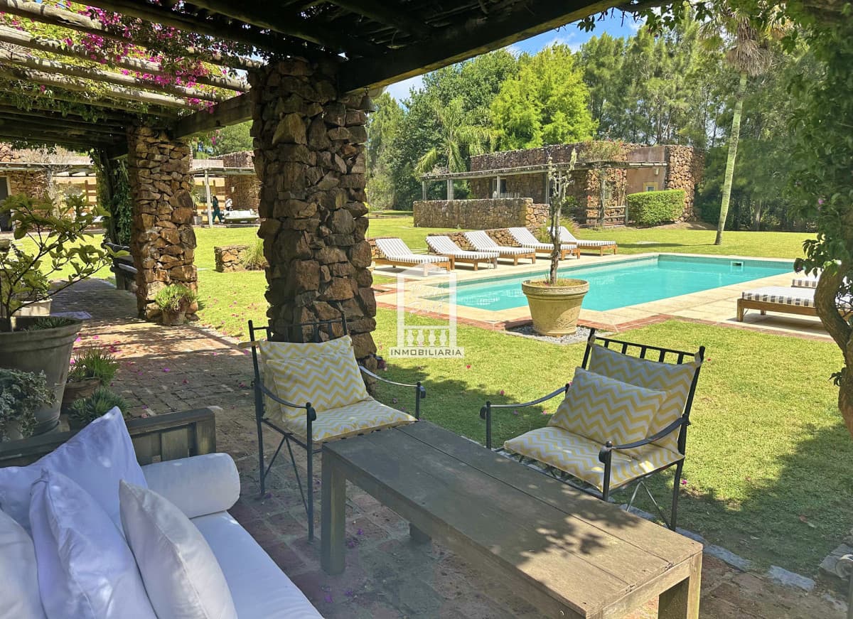 700 m2 construidos, 5 hectáreas, 10 dormitorios. Piscina