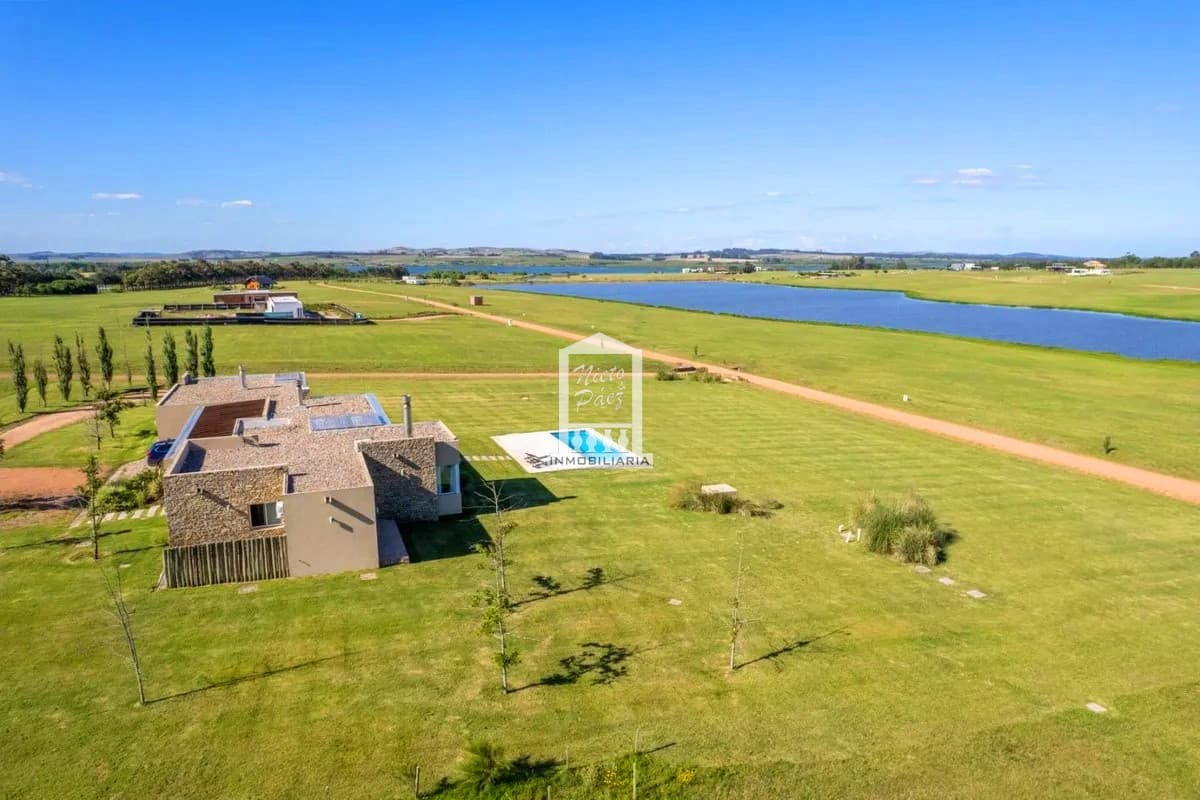 Barrio privado de campo, hermosa casa de 380 m2 construidos.