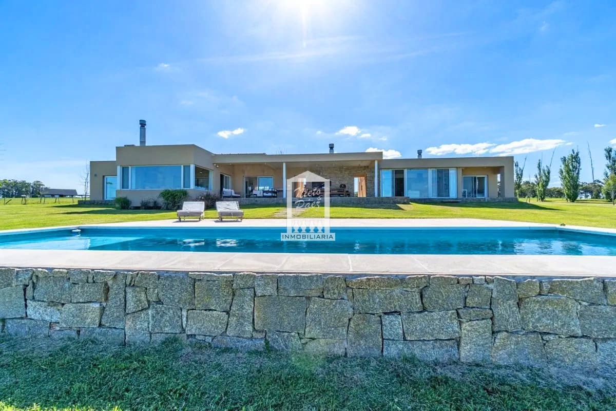 Barrio privado de campo, hermosa casa de 380 m2 construidos.