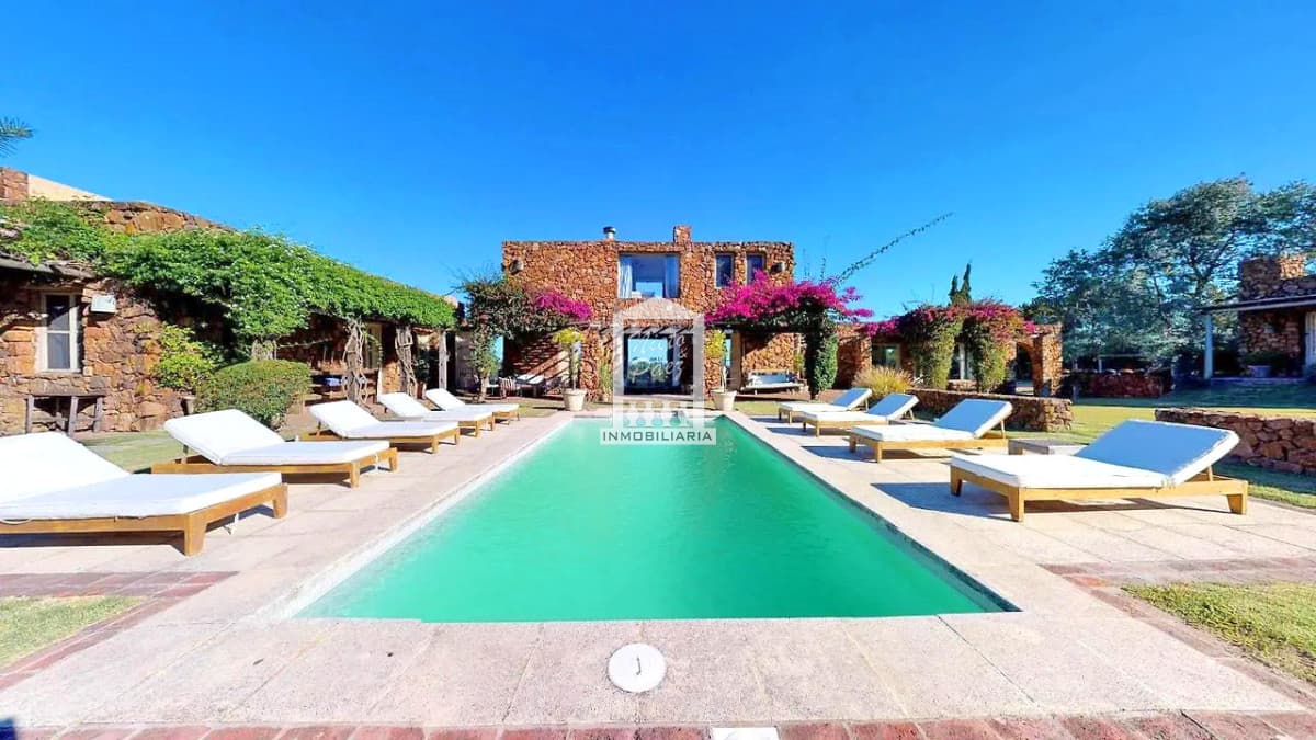 700 m2 construidos, 5 hectáreas, 10 dormitorios. Piscina