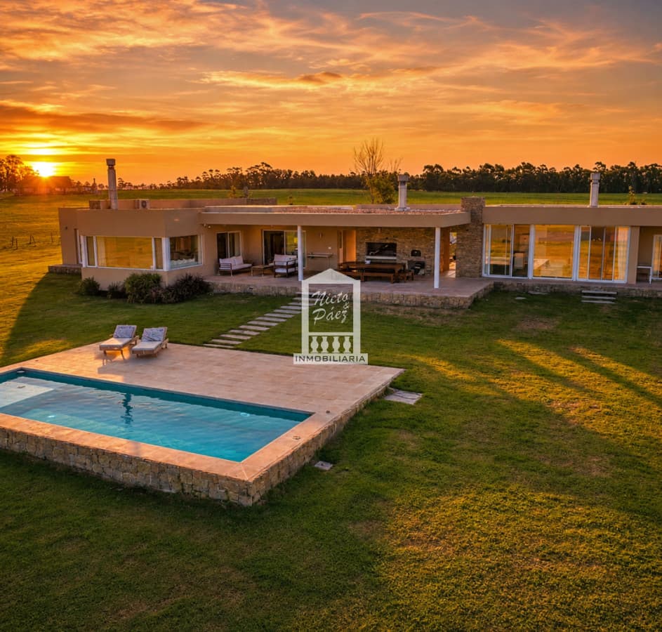 Barrio privado de campo, hermosa casa de 380 m2 construidos.