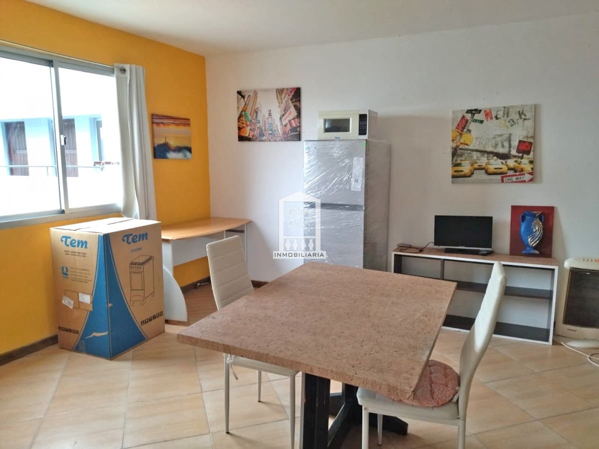 Edificio entero en venta con renta, 11 apartamentos.
